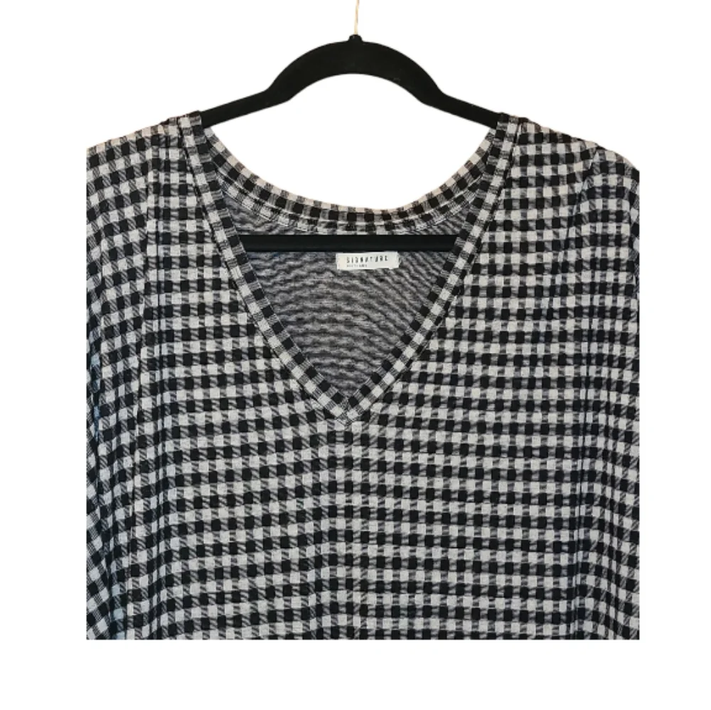 Signature Reitmans Plaid Long Sleeve V Neck Top - Picture 2 of 8